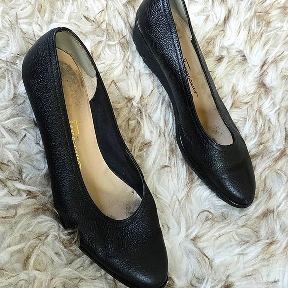 SALVATORE FERRAGAMO Wonen's Black Leather Classic Gancini Toe Size 6.5M 🌴 - Picture 1 of 10